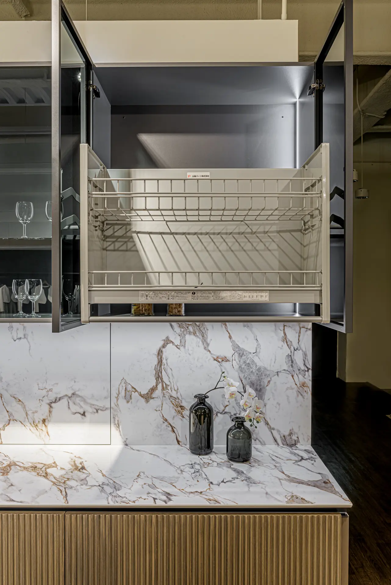 人體工學升降拉籃，使用者無需攀高即可輕鬆拿取高處物品，提升廚房收納安全性。