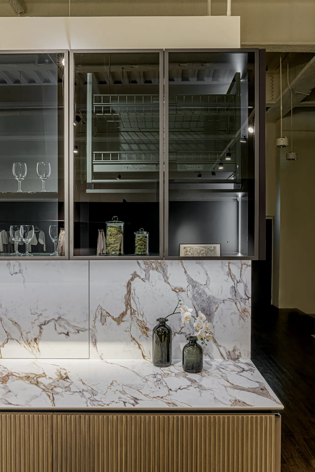 人體工學升降拉籃，使用者無需攀高即可輕鬆拿取高處物品，提升廚房收納安全性。