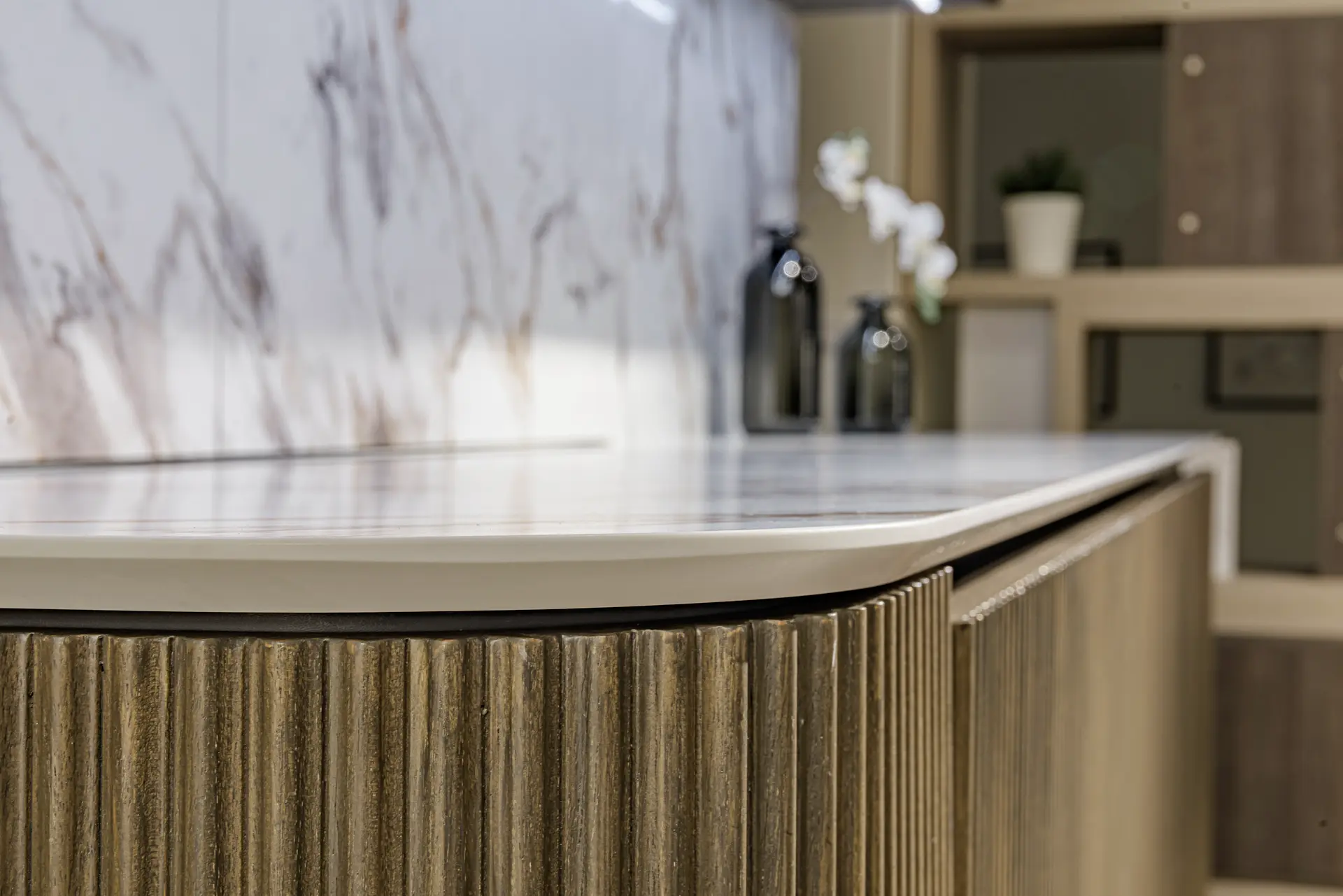 Generations 廚房細節特寫，展示實木面板的流暢圓弧導角工藝，有效防止居家意外碰撞受傷。