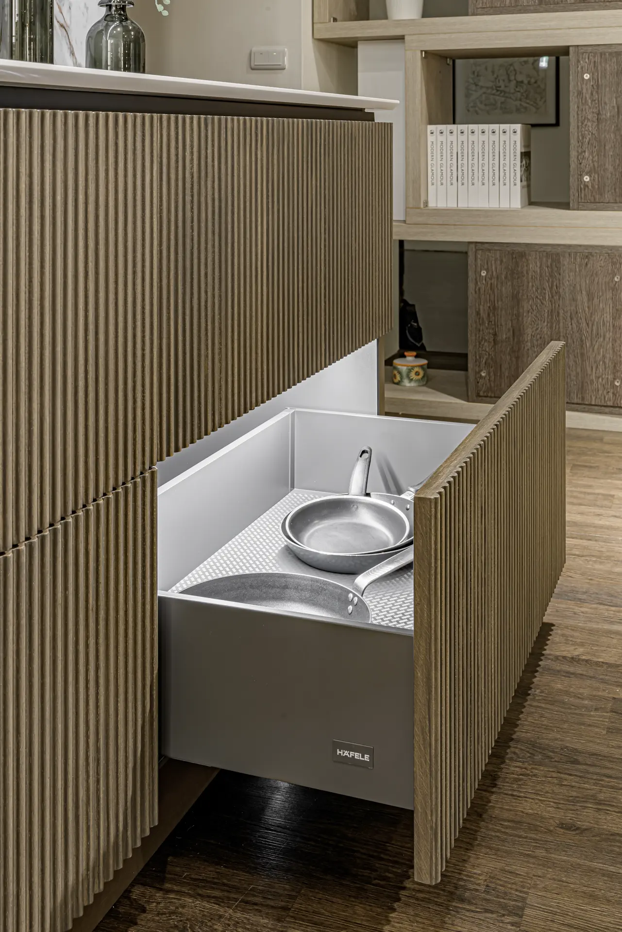 腳踢感應電動抽操作示意，腳尖輕觸感應區即可自動開啟底層踢腳抽屜，免彎腰輕鬆取物。