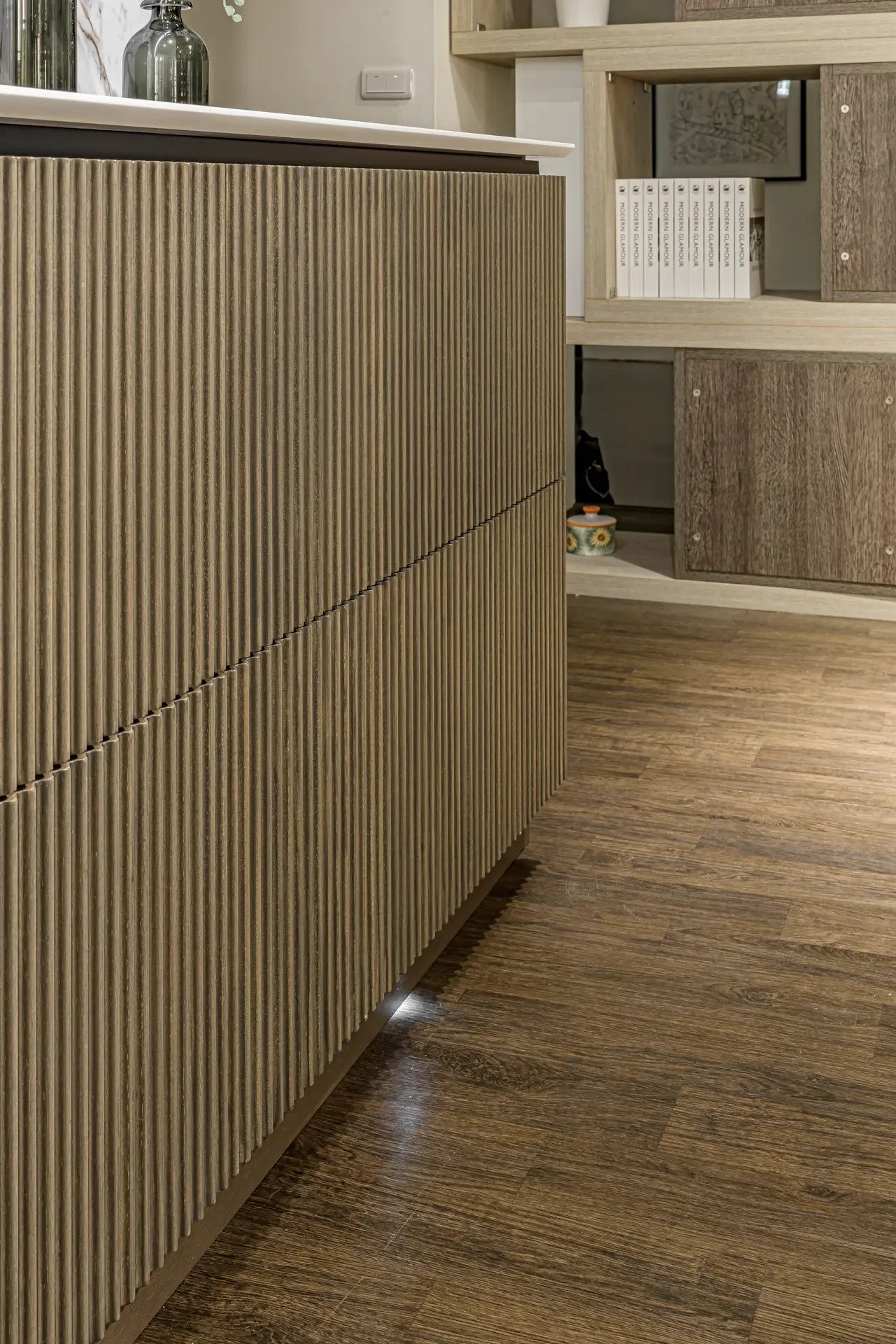 腳踢感應電動抽操作示意，腳尖輕觸感應區即可自動開啟底層踢腳抽屜，免彎腰輕鬆取物。