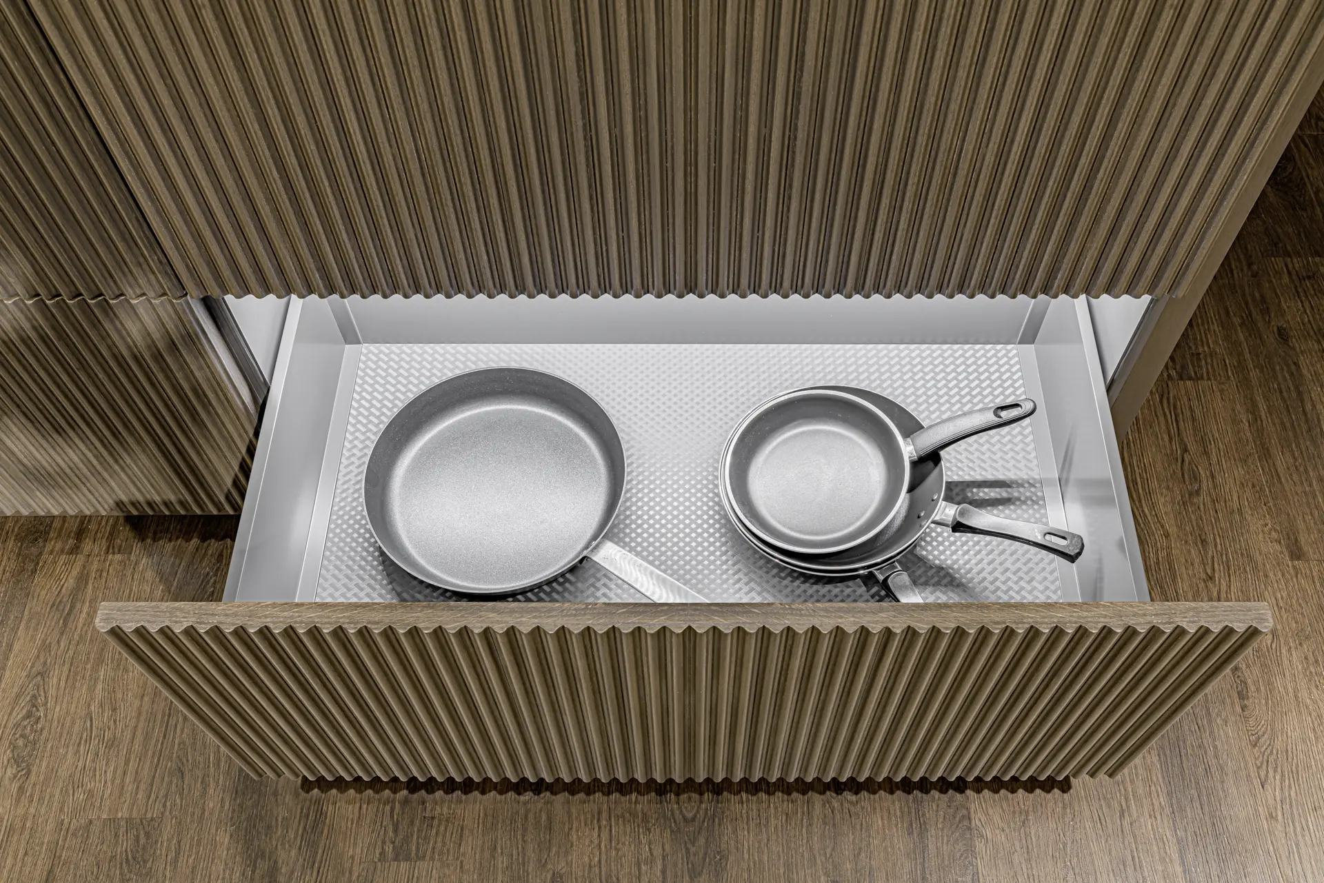 世代廚房配置抽屜環繞感應燈，拉開即自動照明，輔助昏暗環境下的取物視線。