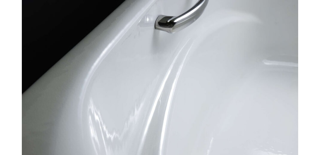 具有像珍珠一樣的觸感的「鑄鐵琺瑯浴缸」。 因為浴缸自身可以變熱,使的身體從裡到外都感覺溫暖舒適。