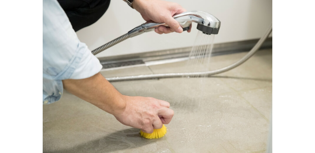 保潔地板皮脂可以用水輕鬆清洗。容易堆積污漬的地面具有堅固的性能。 即使使用刷子清洗也不會有劃傷。